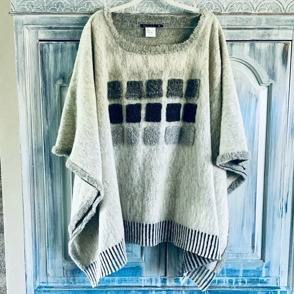 TARA Vao Gray Wool Poncho